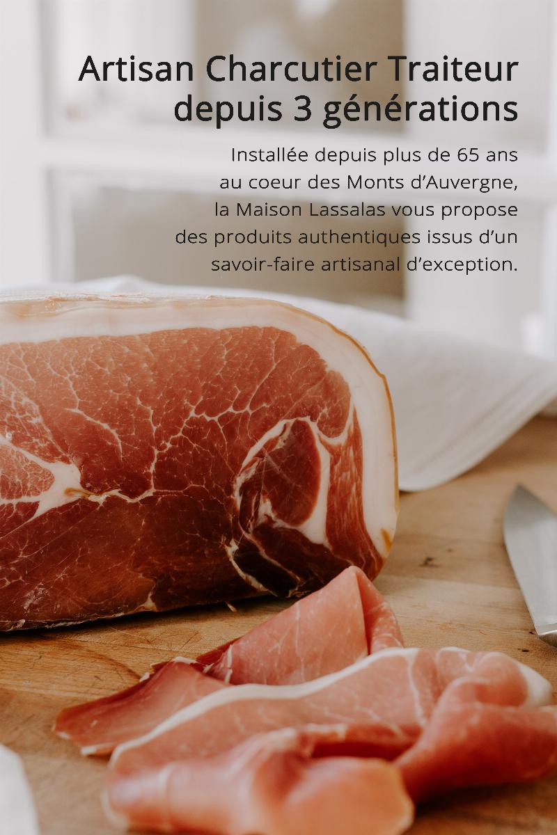 Un chef prépare un plat raffiné avec des fromages d'Auvergne et des salaisons artisanales, dans un restaurant de Clermont-Ferrand